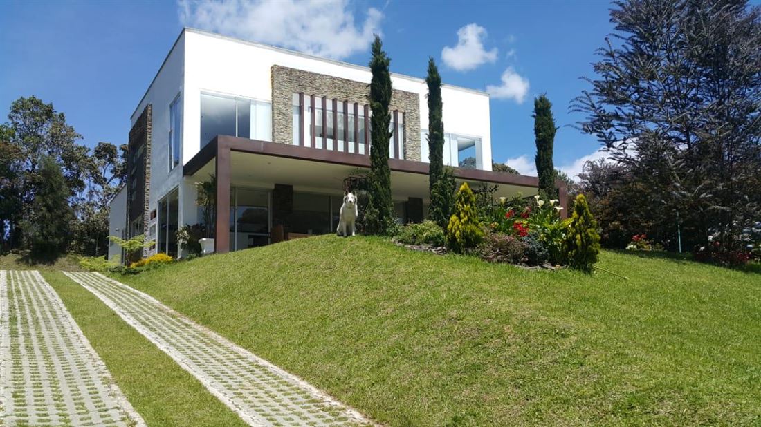 Moderna Casa Campestre en Venta en Alto de Palmas - Medellin