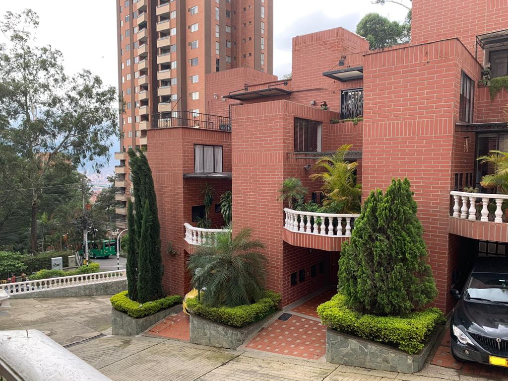 Genial Casa de tres niveles en el Poblado Medellin en Venta