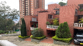 Genial Casa de tres niveles en el Poblado Medellin en Venta